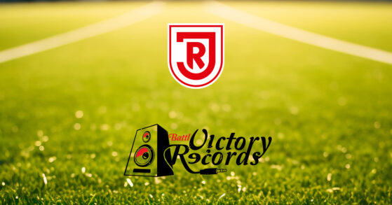 Logos von Battl Victory Records & SSV Jahn Regensburg auf dem Fußballplatz